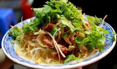 Must-try street food in Ho Hoan Kiem street, Hanoi